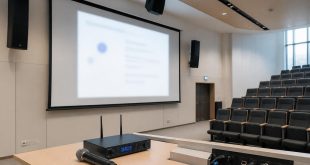 guide pratique pour associer un micro et des enceintes à un écran de projection dans un amphithéâtre afin d'optimiser la qualité sonore et l'expérience audiovisuelle.