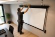 découvrez comment installer un écran de projection avec un centrage précis et une hauteur optimale pour garantir sécurité et performance lors de son utilisation.