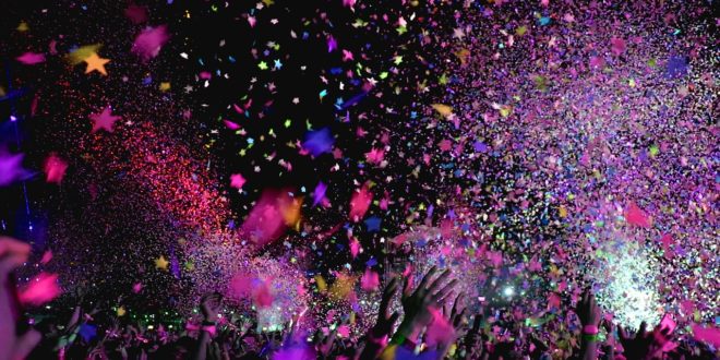 Public d'un concert sous une pluie de confettis