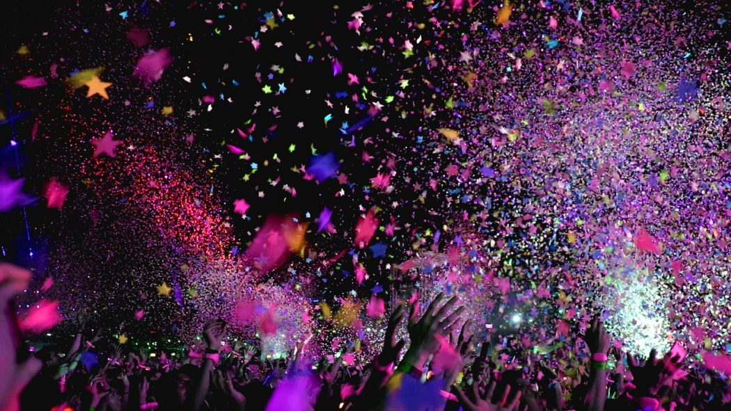 Public d'un concert sous une pluie de confettis