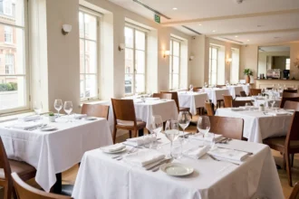 Salle de restaurant dressée avant le service du midi