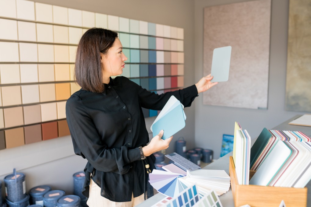 une decoratrice d'interieur